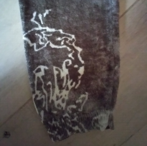 Sweater with hood - Picture 4 of 14